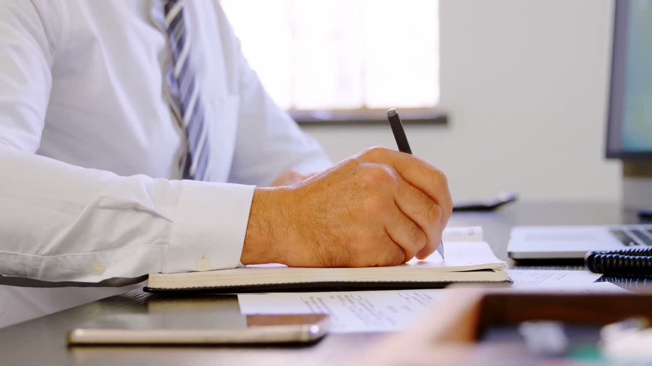 Executivo trabalhando em sua mesa no escritório 4K