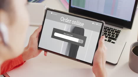 Kaukasische-Frau-Am-Schreibtisch-Mit-Tablet,-Online-Shopping-Für-Kleidung,-Zeitlupe