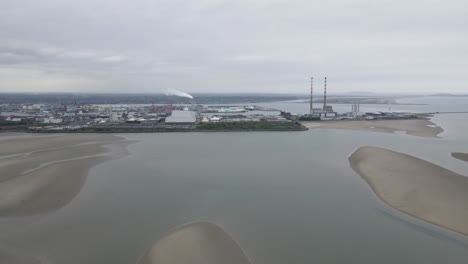 Sandymount-Strand-Beach-And-Poolbeg-Power-Plants-In-Dublin,-Ireland-On-A-Cloudy-Day