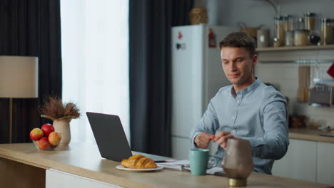 Glücklicher-Mann,-Der-Sich-über-Den-Erfolg-Seines-Online-Geschäfts-Freut-Und-In-Der-Küche-Sitzt.-Freiberuflicher-Job