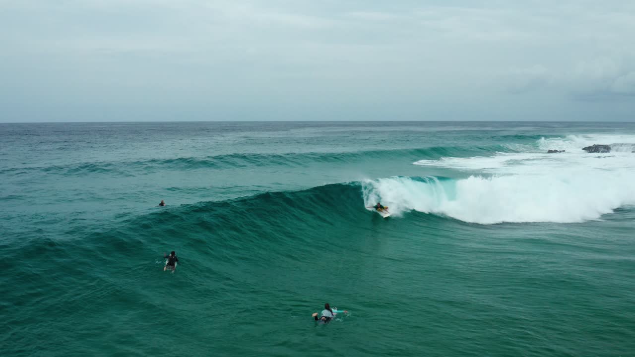 seguimiento de video de drones de un surfista montando una ola en tofo, mozambique