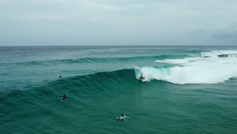 seguimiento de video de drones de un surfista montando una ola en tofo, mozambique