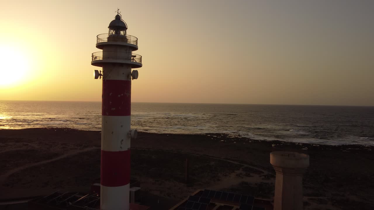 Faro al tramonto