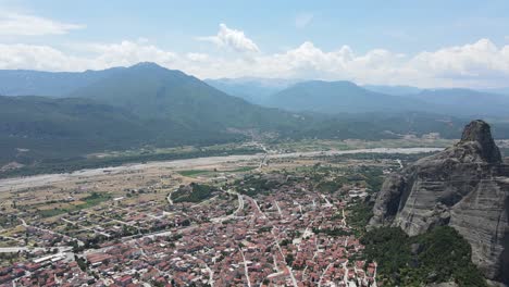 Vista-Aérea-De-Drones-De-Kalabaka,-La-Gran-Ciudad-Más-Cercana-Cerca-Del-Lugar-Sagrado-De-Meteora