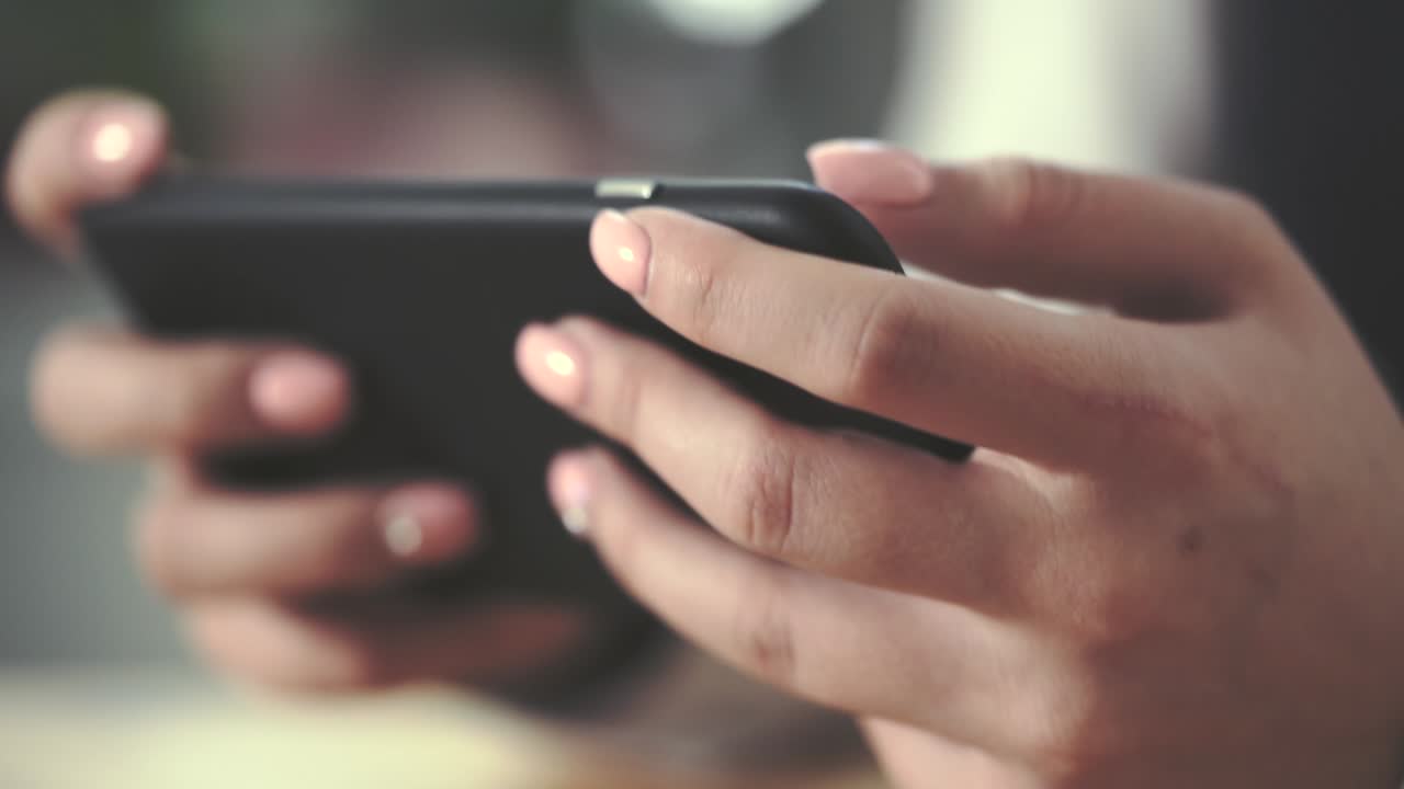 mujer usando un teléfono inteligente