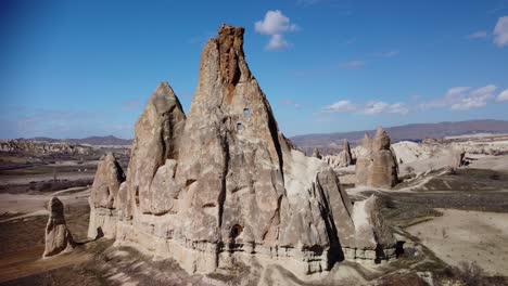 las chimeneas de hadas del pavo de capadocia: formaciones rocosas geológicas de pilares formadas por la erosión