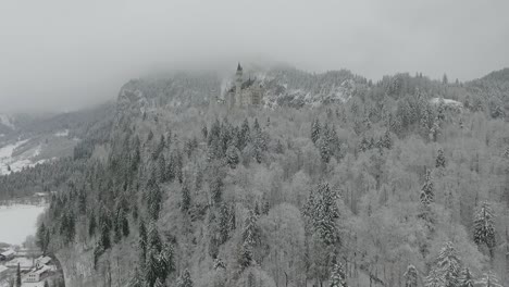 Vista-Aérea-De-Neuschwanstein-Ganando-Altitud-Mientras-Volaba-Hacia-El-Castillo