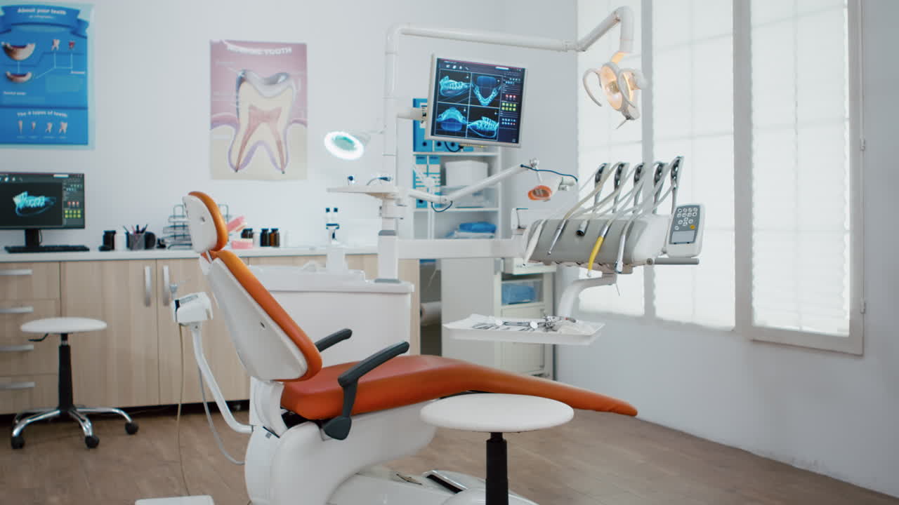 interior de la oficina de ortodoncia de estomatología del dentista con radiografía de dientes en el monitor.