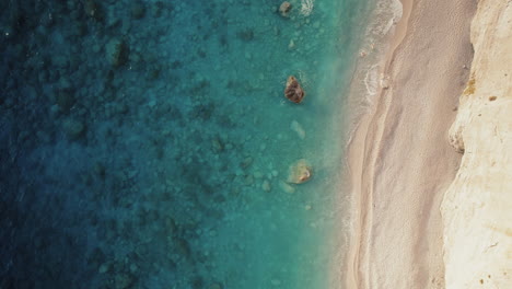 Antena-De-Arriba-Hacia-Abajo-De-Idílicas-Aguas-Azules-De-La-Playa-De-Katsiki,-Lefkada,-Grecia