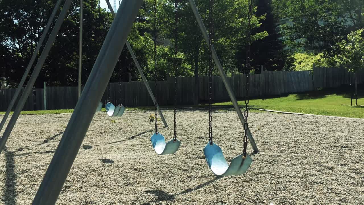 columpios vacíos en un parque, ampliar