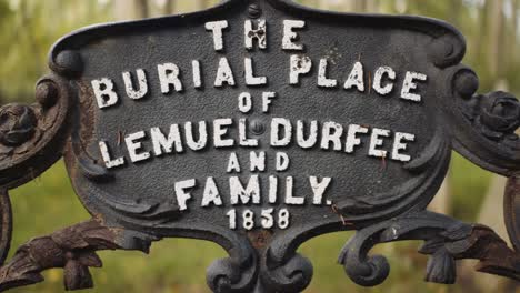 primer plano del letrero frente al lugar de descanso final de lemuel durfee senior y su familia en el siglo xix a principios de palmira