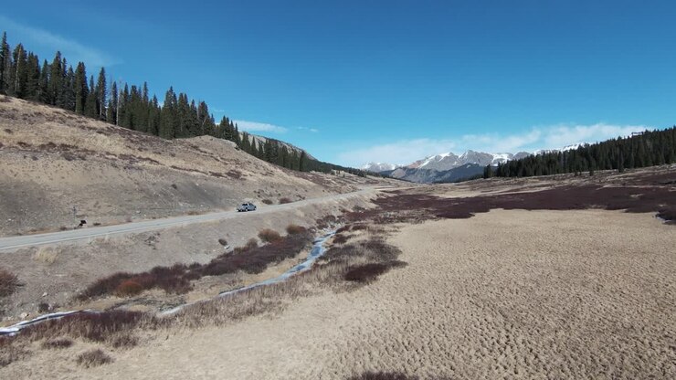 Drone FPV: ripresa di strada e montagne
