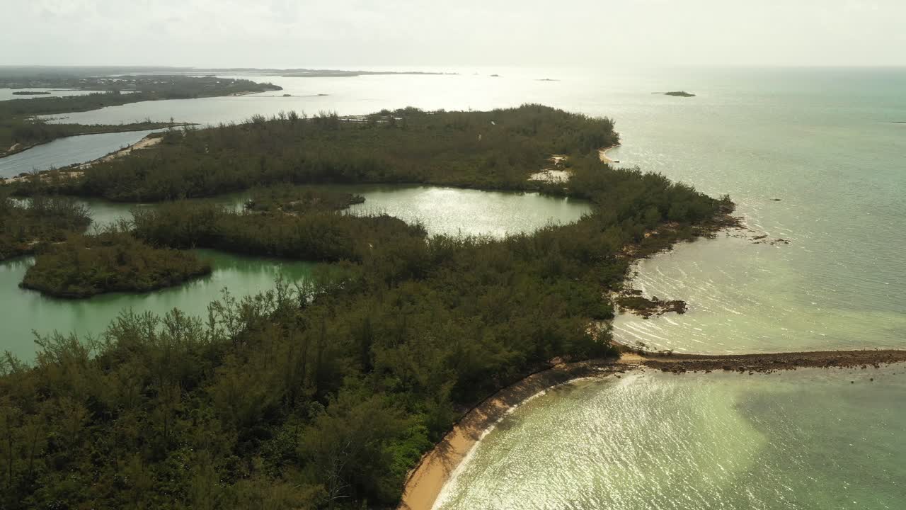 video de drone de la costa de la isla de nassau en las bahamas
