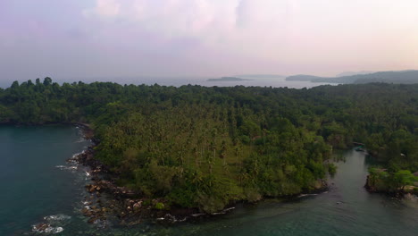 Küstenhalbinsel-In-Thailand-Mit-Palmen-Dschungelhain-In-Der-Abenddämmerung