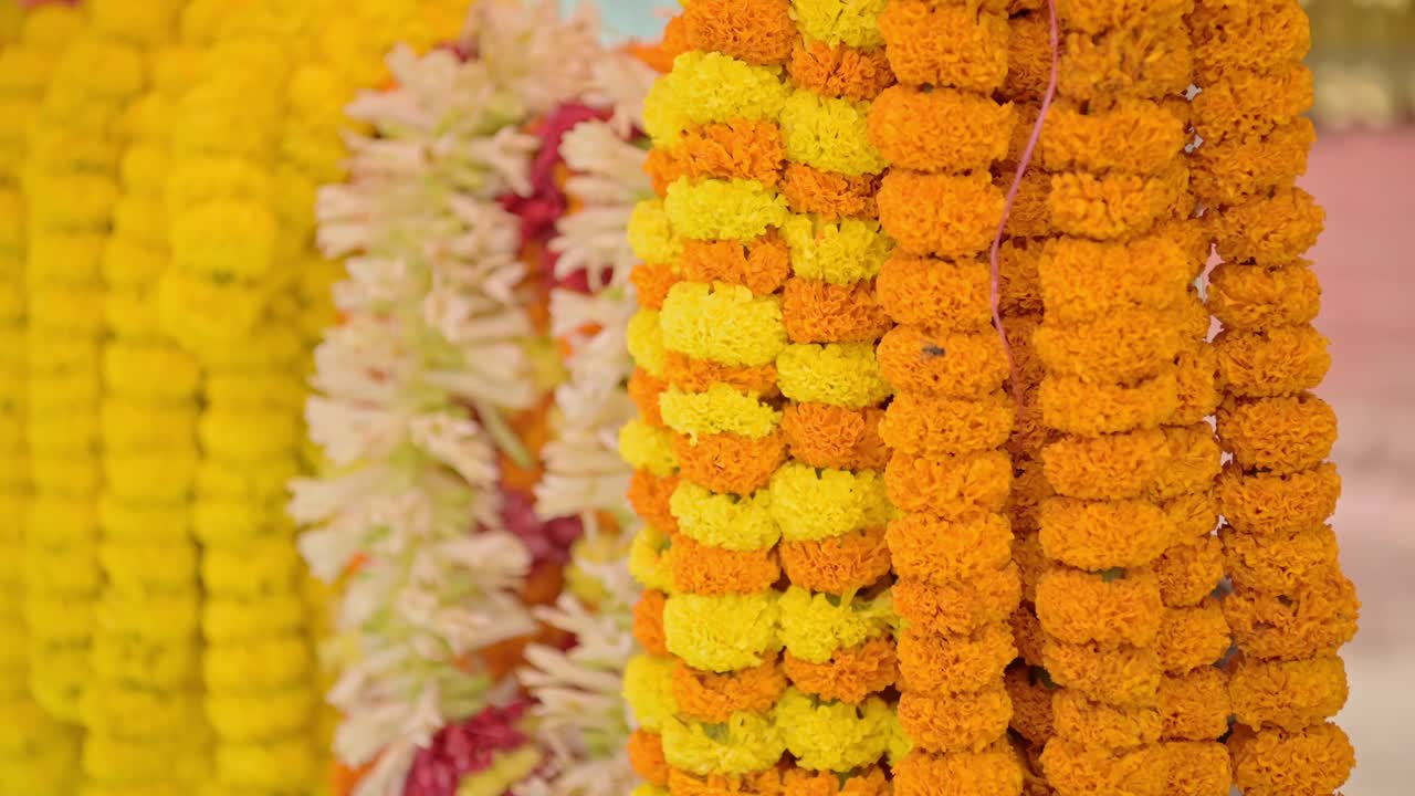 Ghirlande di calendule e fiori bianchi per un matrimonio indiano