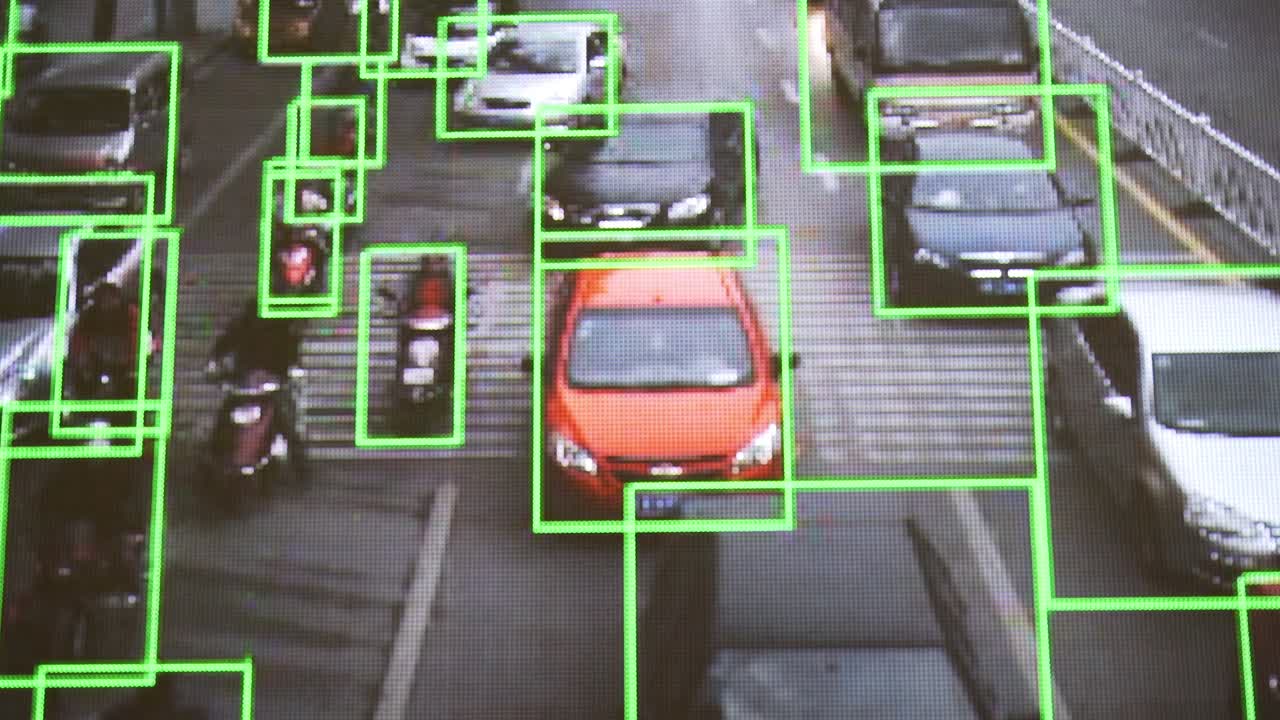 cámara de cctv. seguimiento en tiempo real de vehículos y personas en la calle. imagen pixelada auténtica de un monitor real.