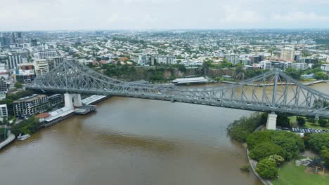 Vista-Aérea:-El-Icónico-Puente-Histórico-De-Brisbane