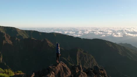 Abenteuerlustige-Junge-Frau-Geht-Auf-Schroffen-Felsen-Spazieren,-Um-Die-Malerische-Aussicht-Auf-Die-Landschaft-Zu-Genießen