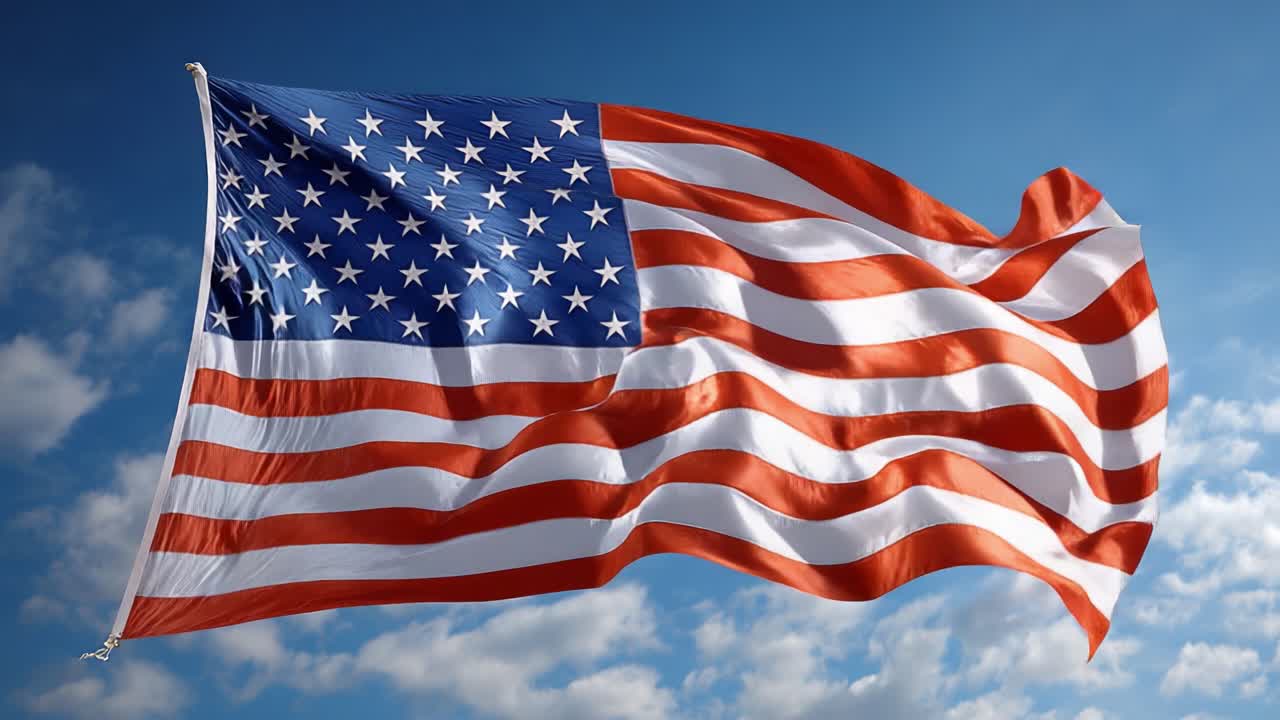 Eine wehende Flagge der Vereinigten Staaten vor einem hellblauen Himmel mit feinen Wolken, die Patriotismus, Freiheit und den Geist Amerikas in Bewegung symbolisiert.