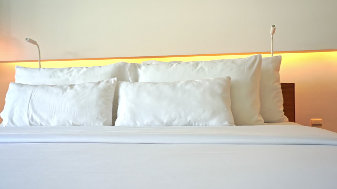 호텔 침대에서 왼쪽에서 오른쪽으로 이동