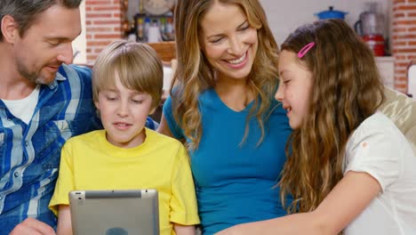familia feliz usando la tableta