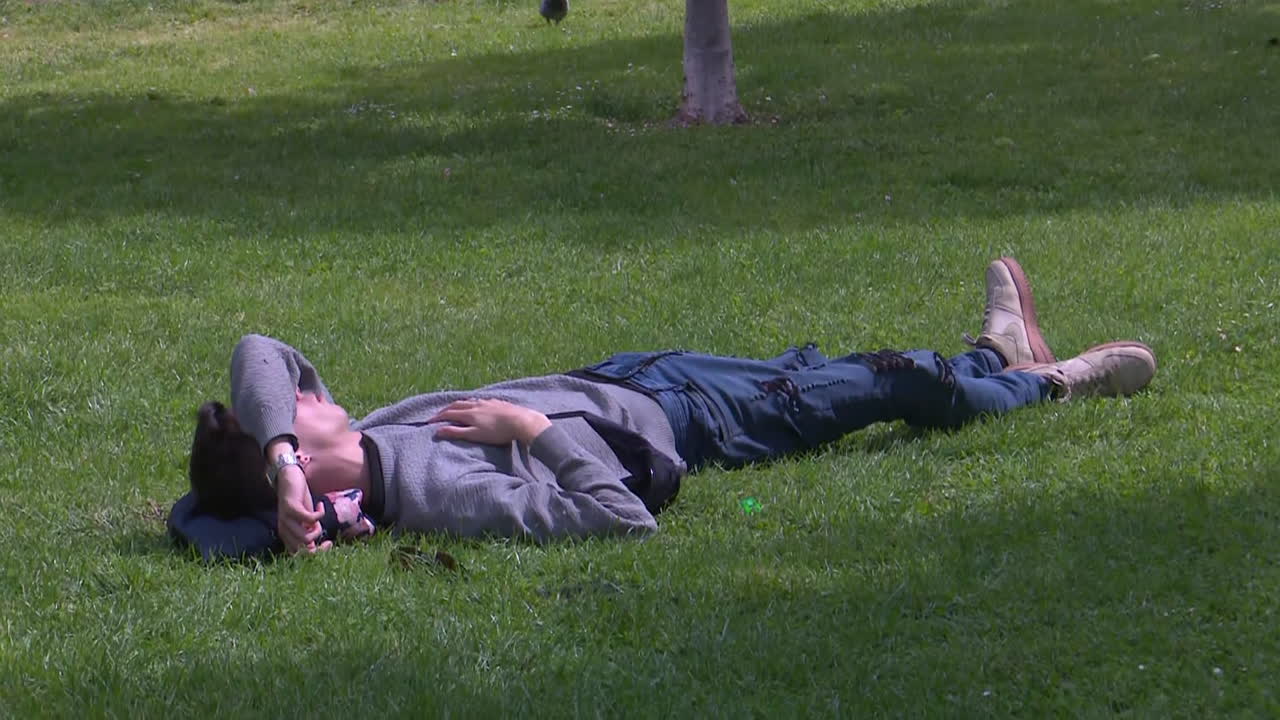 공원에서 휴식을 취하는 남자