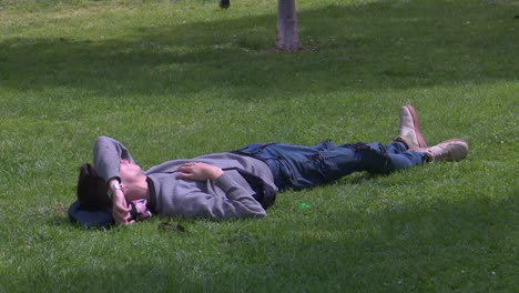 hombre relajándose en un parque