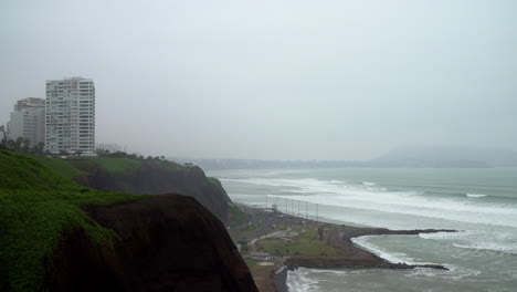 Apartamento-Residencial-En-La-Cima-De-Una-Colina-Junto-A-La-Playa-Malecón-De-Miraflores,-Lima,-Perú