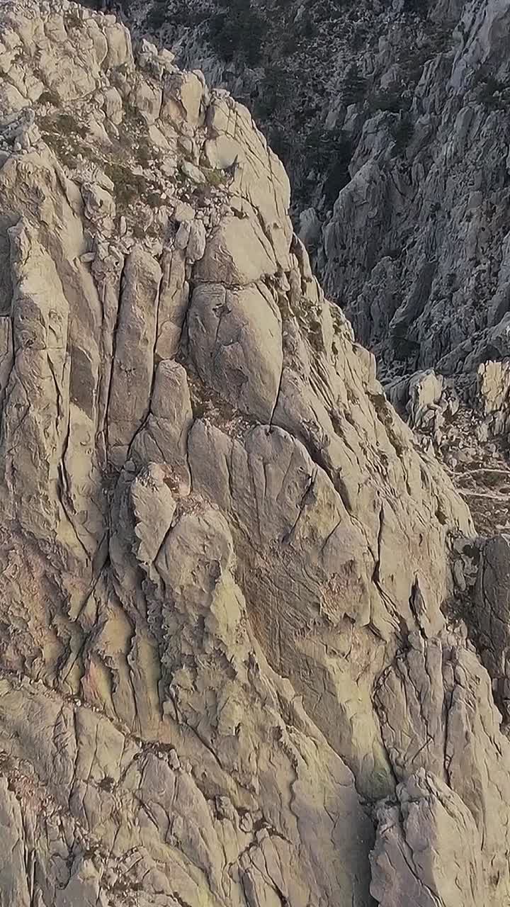 Scalatori su una montagna rocciosa in Corsica durante una giornata di sole
