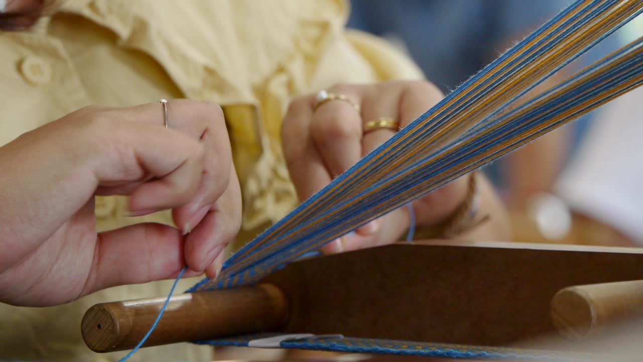 실을 짜고 압착하는 베틀