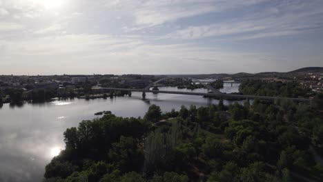 Die-Lusitania-Brücke-überspannt-Den-Guadiana-Fluss-In-Ruhigem-Wasser