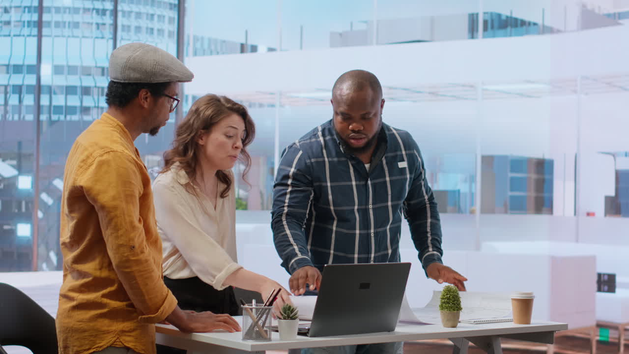 Realtor meeting with entrepreneurs to establish leasing contract terms