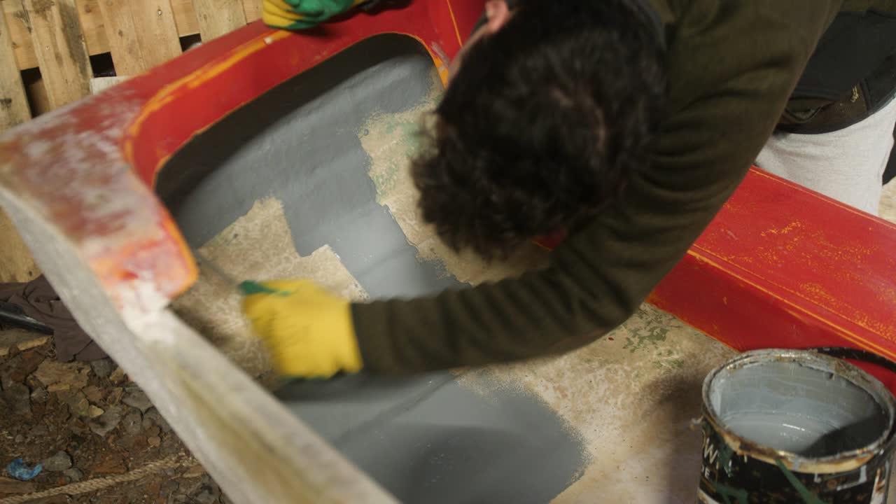 Pintura do interior do casco de barco de fibra de vidro com rolo