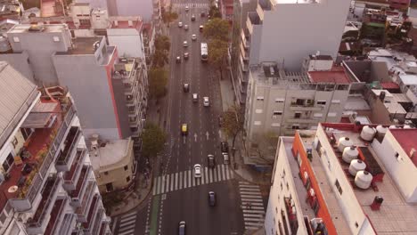 vista aérea que muestra el tráfico en la gran avenida en la capital de argentina durante la hora de la puesta del sol - calle de la ciudad de buenos aires