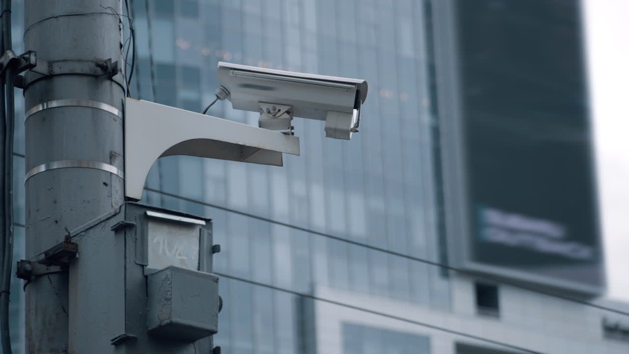 cámara de seguridad de vigilancia de la ciudad cerca de un edificio moderno en el centro.