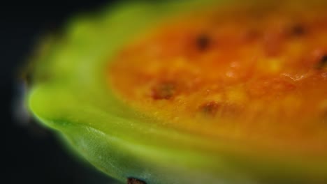 Vídeo-Macro-Detallado-De-Una-Sabra-En-Rodajas,-Fruta-De-Cactus-Tropical-Abierta-De-Color-Naranja,-Movimiento-Suave-Hacia-La-Derecha,-Cámara-Lenta-120fps