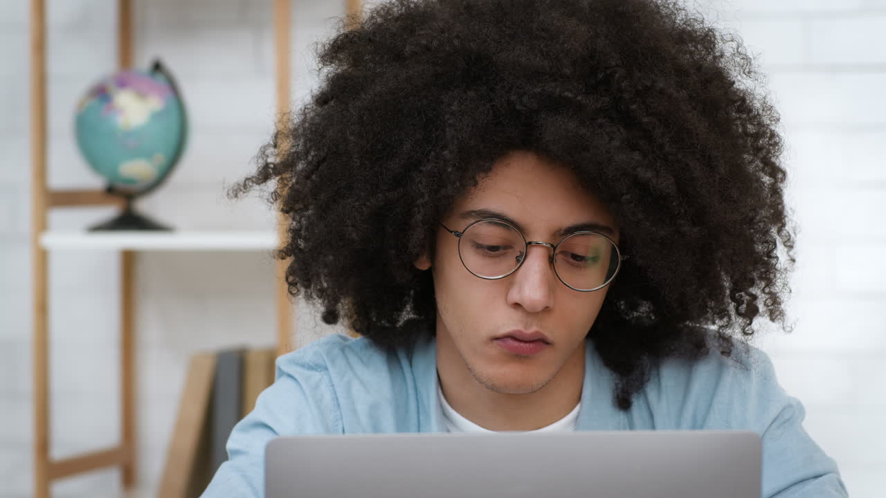 joven estudiando en la computadora portátil