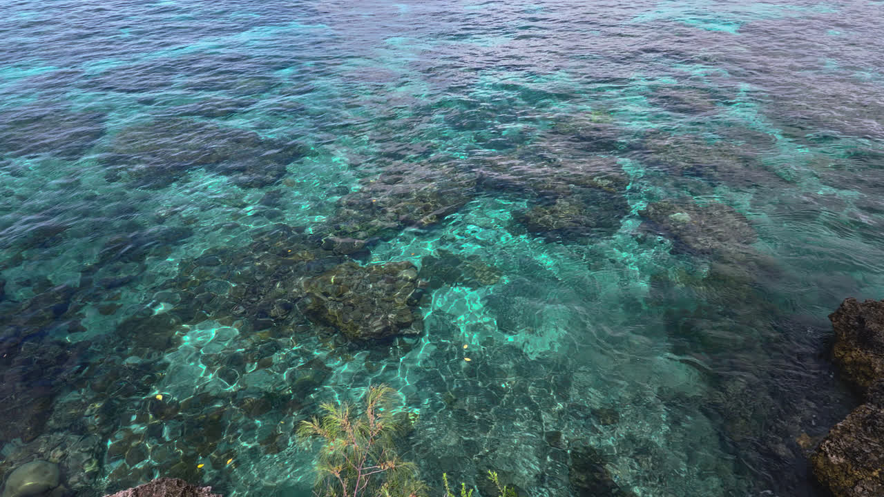 toma panorámica de la bahía de jinek, reserva marina natural en lifou, nueva caledonia