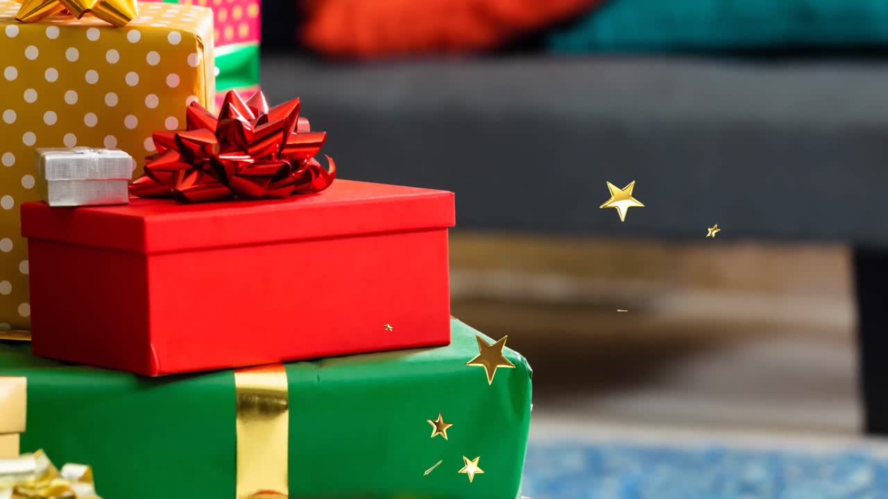 video compuesto de múltiples estrellas doradas flotando contra una pila de regalos de navidad