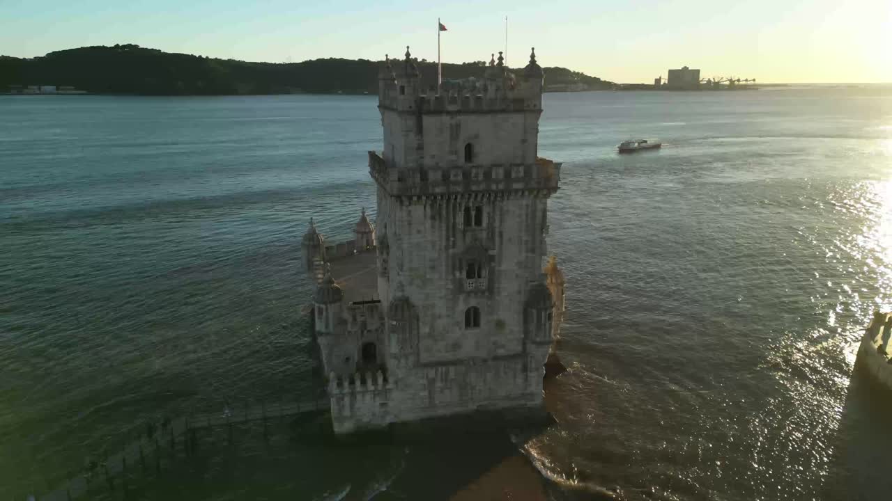 vista aerea de la torre de belém a la hora dorada: un escenario pintoresco de historia y belleza 08