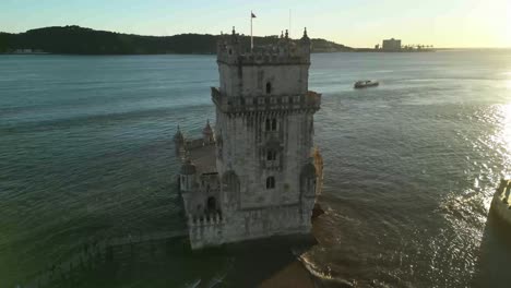 Vista-Aerea-De-La-Torre-De-Belém-A-La-Hora-Dorada:-Un-Escenario-Pintoresco-De-Historia-Y-Belleza-08