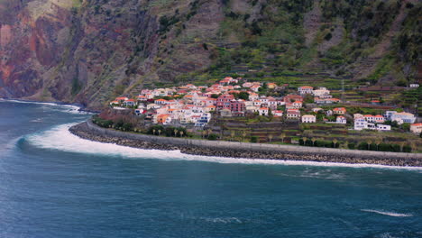 Vista-Aérea-Alrededor-De-Las-Olas-Rompiendo-La-Costa-De-La-Ciudad-De-Jardim-Do-Mar,-En-Madeira---Dando-Vueltas,-Tiro-De-Drones