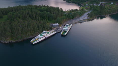 Grandes-Ferries-De-Pasajeros-Y-Transporte-Atracados-En-Sognefjorden,-Noruega