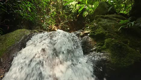 Ein-Kleiner-Wasserfall-Im-Khao-Laem-Nationalpark-Sammelt-Genug-Wasser,-Um-Ein-Kleines-Becken-Zu-Schaffen,-In-Das-Vögel-Und-Tiere-Morgens-Und-Vor-Dunkelheit-Kommen,-Um-Wasser-Zu-Trinken