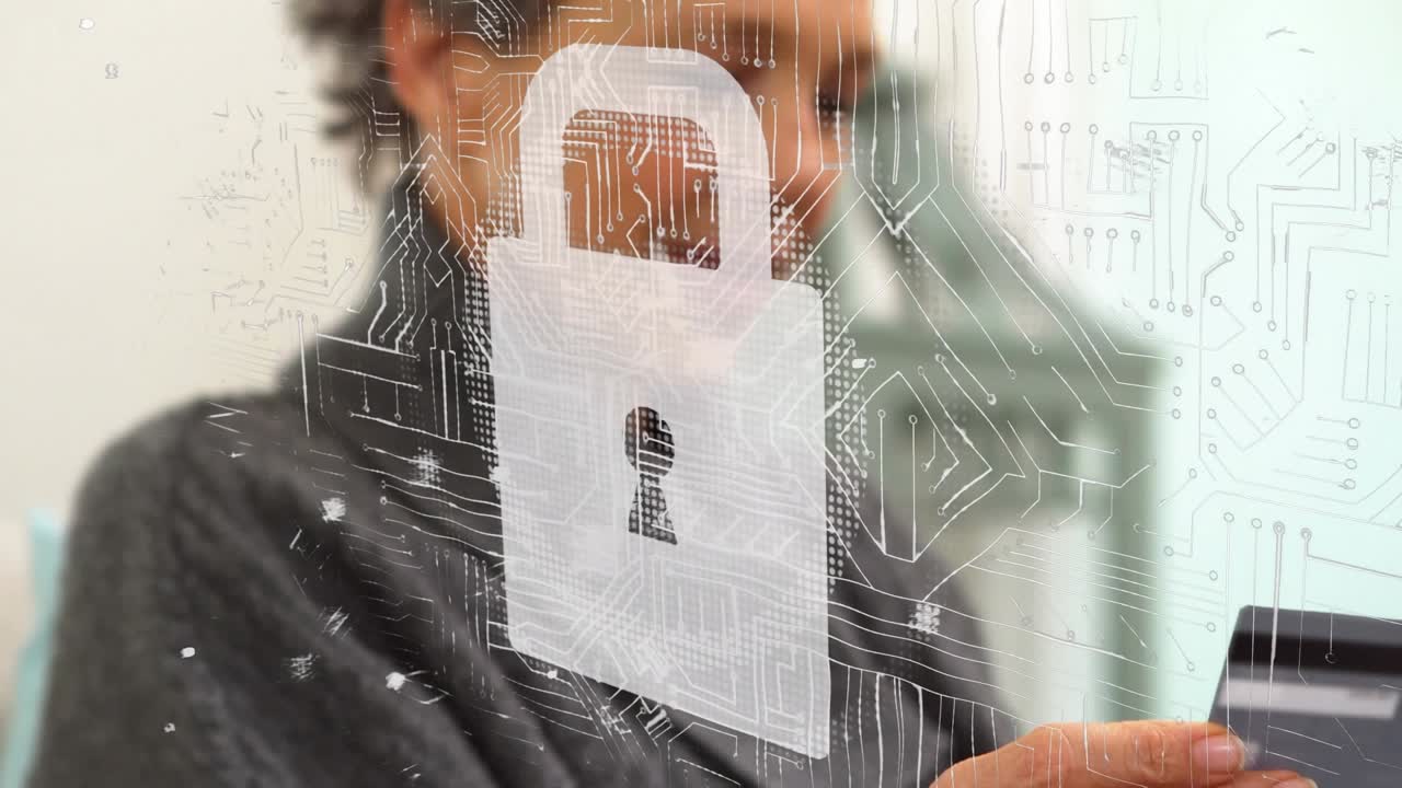 Animazione dell'icona di un lucchetto di sicurezza su un'anziana donna afroamericana che tiene una carta di credito a casa.