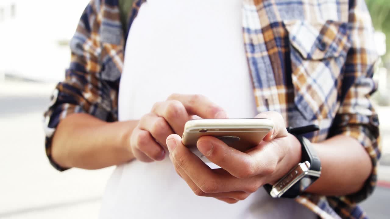 vista de cerca de un hombre enviando mensajes de texto en su teléfono inteligente