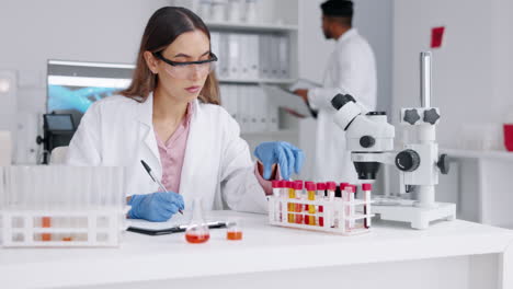 científico, mujer y análisis de muestras de sangre