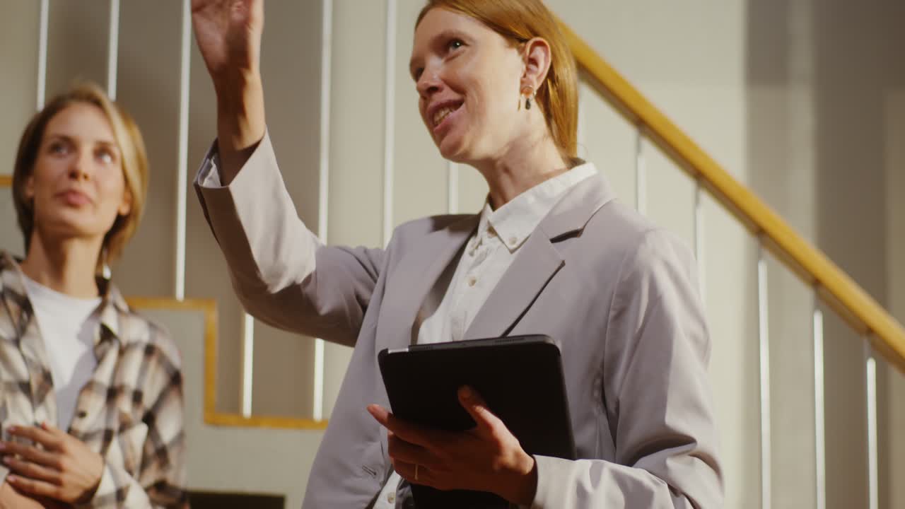 деловая встреча на лестнице