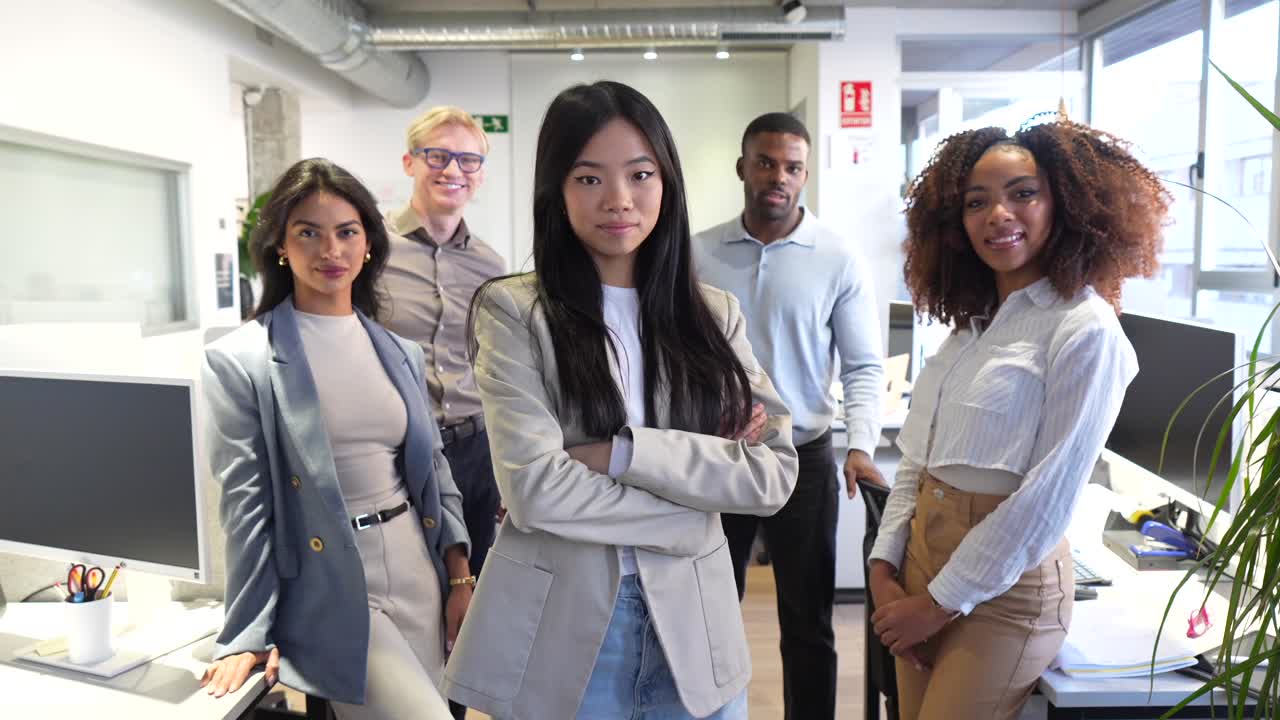 equipo de negocios diverso en una oficina moderna