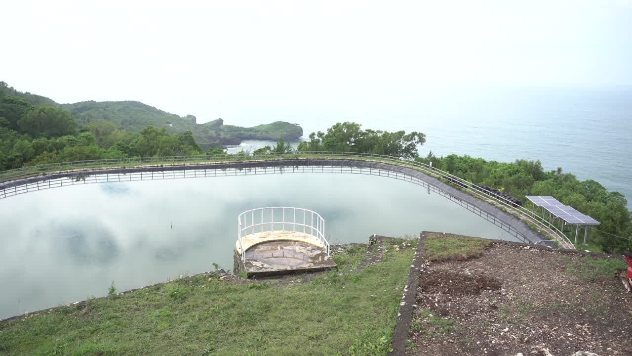 인도네시아 요그야카르타 구눙 키둘 지구의 남쪽 바다 가장자리에 있는 연못인 그리각 연못의 아름다운 아침 전망